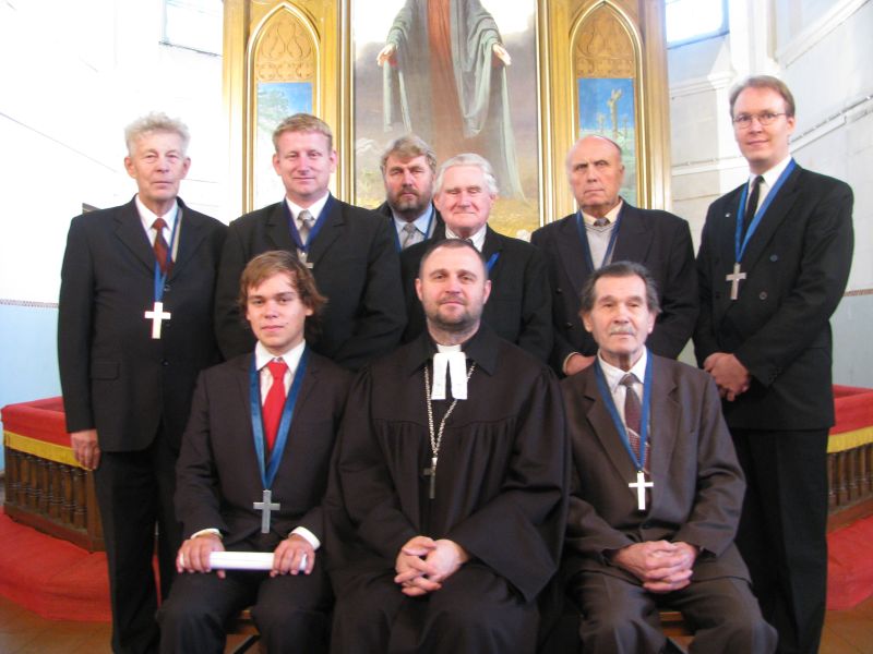 Kirikuvanemad Seisavad vasakult: Ants Liiva, Valdek Tagel, Kalju Koppel, Lembit Reimann, Ülo Narva, Andrus Kruusla Istuvad: Andi Angel, Õpetaja Ants Tooming, Leonhard Laanemaa