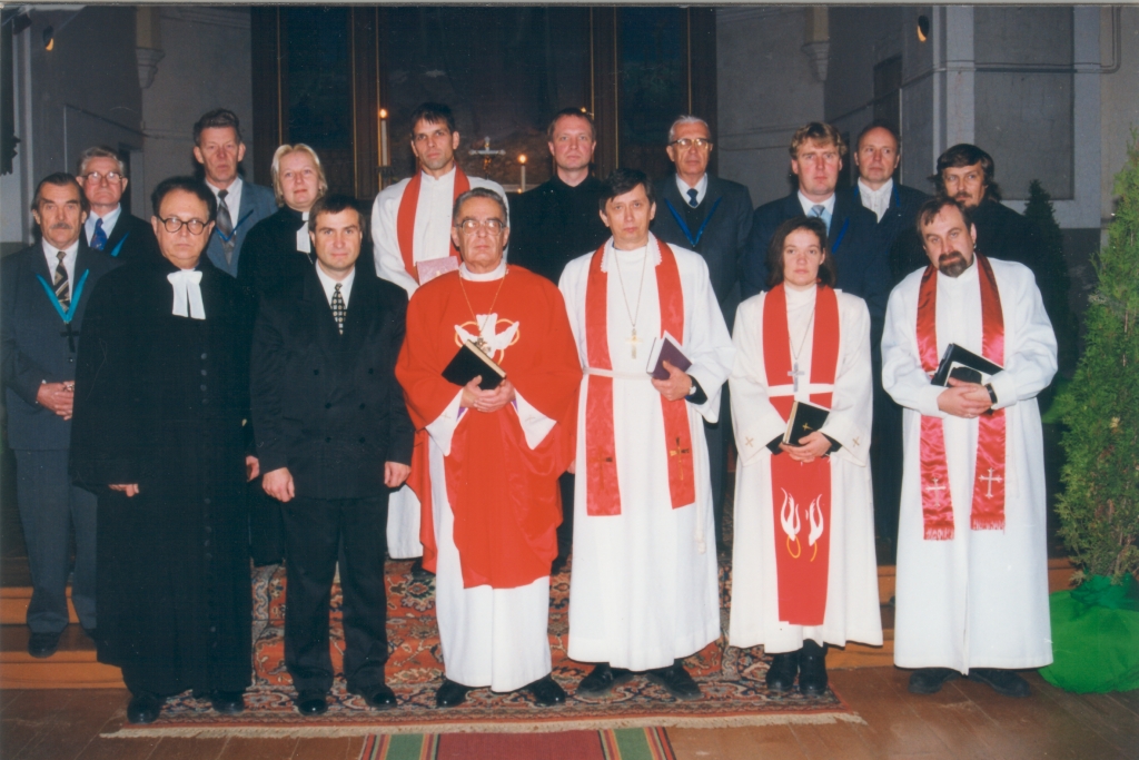 Koguduse 130 aastapäev 6. XI 1999. Keskel peapiiskop Jaan Kiivit.