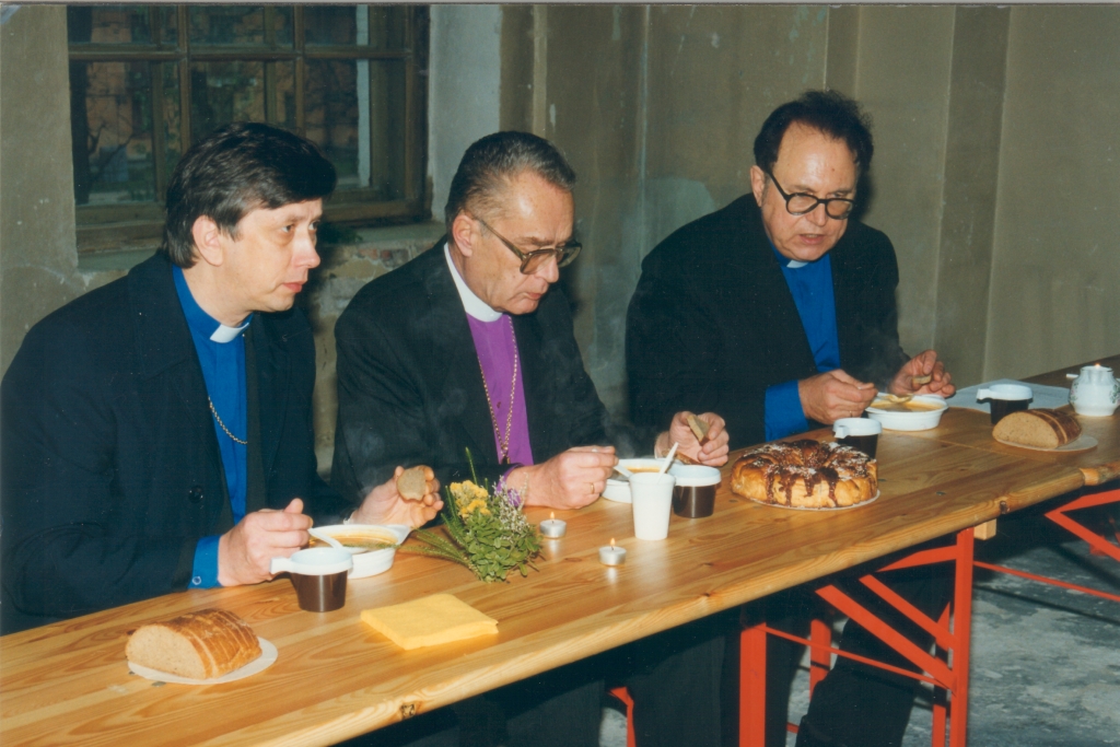 Pauluse kog. õp. Joel Luhamets, peapiiskop Jaan Kiivit, Peetri kog. õp. Kalle Mesila koguduse 130. aastapäeva pidulauas nov. 1999.