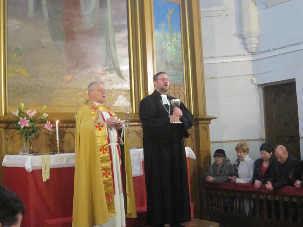 26. X 2014 koguduse 145. aastapäeva jumalateenistusel peapiiskop A. Põder ja õp. A. Tooming