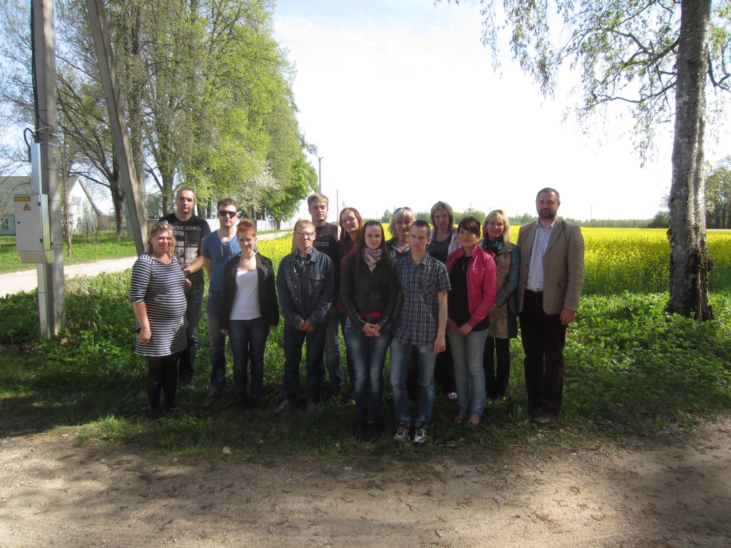 Leerikooli väljasõidul Heimtali kiriku esisel väljal 17.V 2014