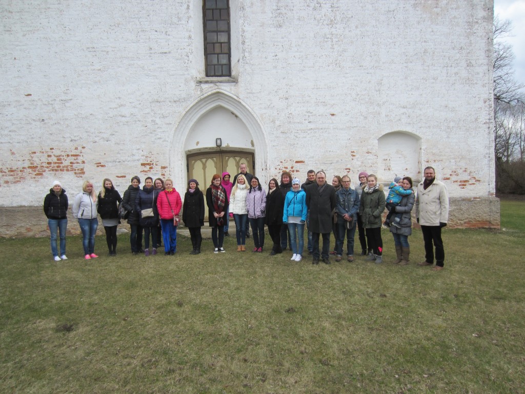 Leerikooli väljasõidul Rannu kiriku ees 18.IV 2015