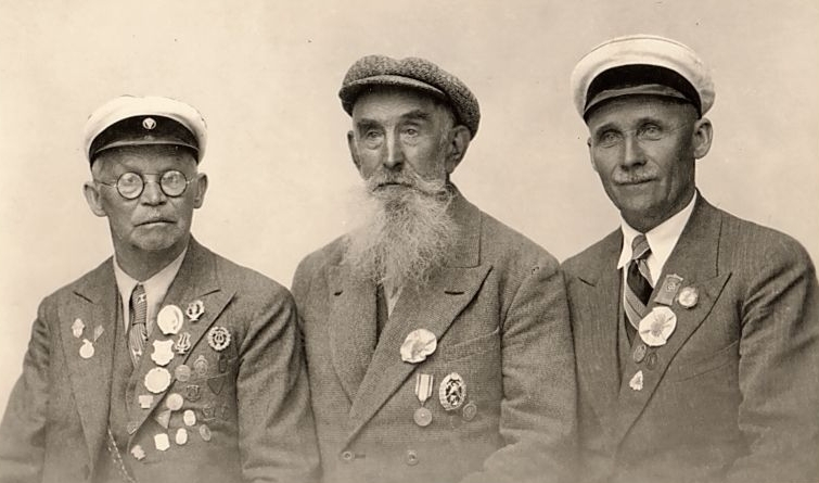 Tartu Peetri koguduse 1. pihtkonna meeskoori liikmed. Vasakul koori üks asutajaid Jaan Laas, keskel Jaan Loks. 1930. aastate lõpp.