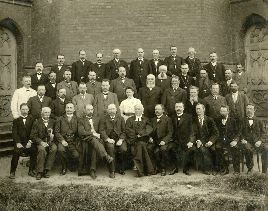 Peetri kogudus aastal 1907 (õpetaja, kirikuvanemad ja juhatus)