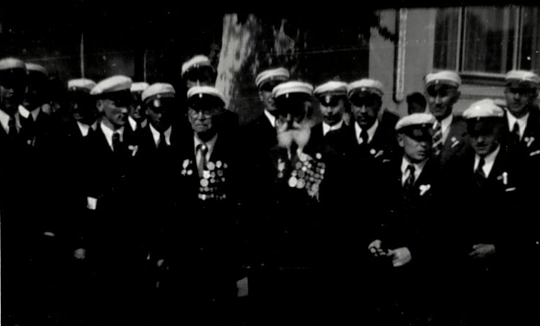 Tartu Peetri koguduse 1. pihtkonna meeskoor laulupeol. 1930. aastate teine pool.