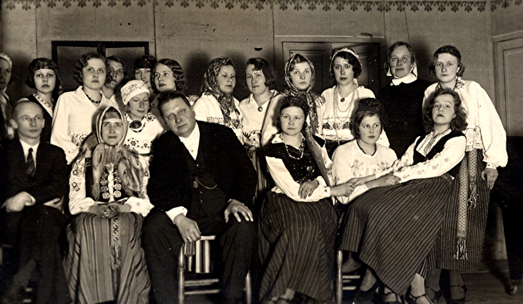 Koorilauljate seltskondlik koosviibimine leerimajas, ees keskel õp. J. Treumann.