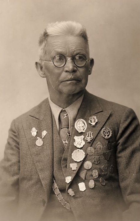 Jaan Laas (1860-1940) Tartu seltskonnategelane ja laulumees, ametilt klaveri- ja orelihäälestaja. Alates II üldlaulupeost (1879) võttis osa kõikidest üldlaulupidudest ja tähtsamatest maakondlikest laulupidudest. Tartu Peetri lauluseltsi asutaja, viimased kümme eluaastat laulis Tartu Peetri kiriku 1. pihtkonna mees- ja segakooris.