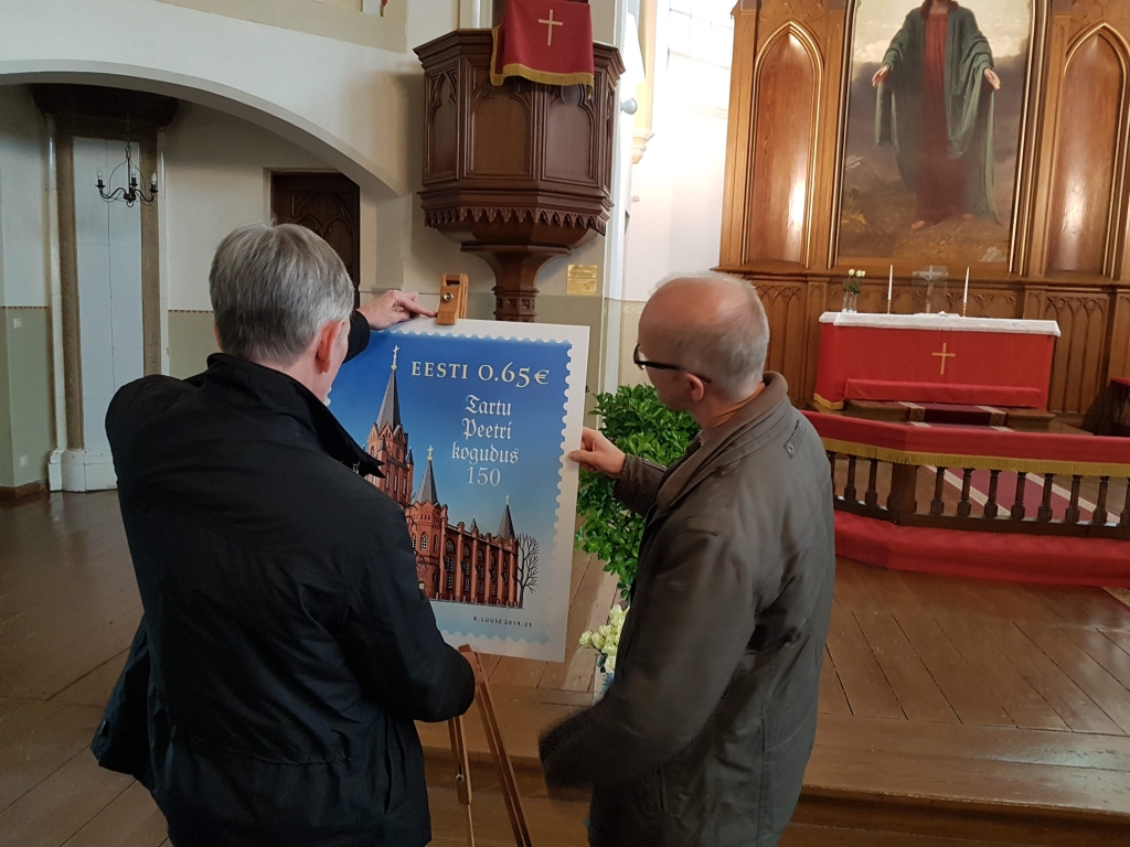 "Tartu Peetri kogudus150". Postmargi esitlusel Eesti Posti esindaja Ain Muldmaa ja kunstnik Riho Luuse