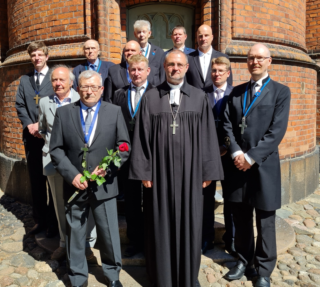 Kirikuvanemad 04. VII 2021 Tagumine osa vasakult: Tarmo Nikopensius, Ülo Narva, Rein Hallik, Ants Liiva, Aivo Hiieste ja Indrek Ostrat Esimene osa vasakult: Leonard Matisen, Riho Sirge, Valdek Tagel, õp. Ants Tooming, Kaspar Engelbrecht ja Andrus Kruusla