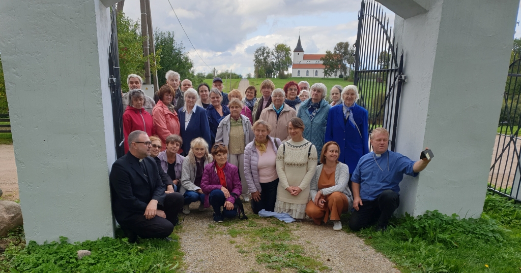 Suviste kirikuvalvurite tänureis Urvastesse 24. IX 2023