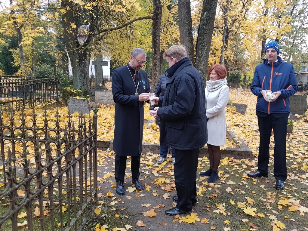 Koguduse esindus koguduse esimese õpetaja haua juures