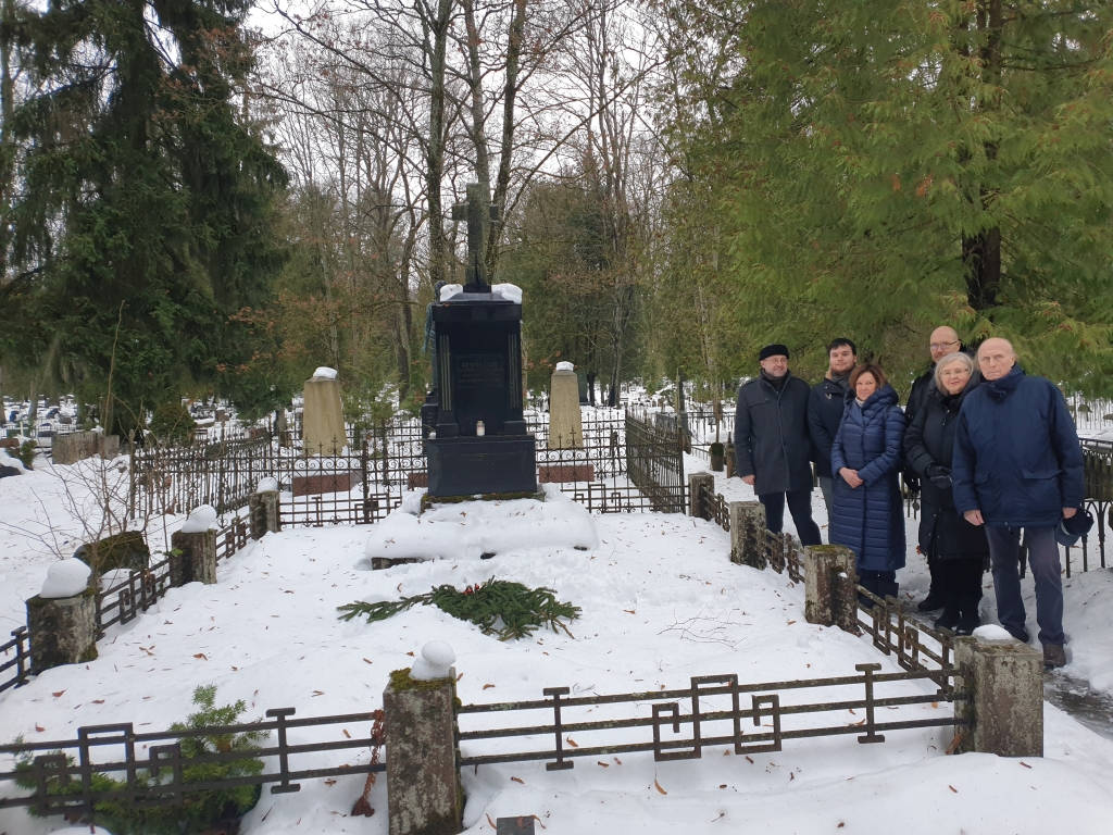 õp. A. Lauri 100. surma-aastapäeva mälestushetk - (vasakult) õp. Ants Tooming, Andrei Pankratov, Külli Lust, Andrus Kruusla, Riina Salupere ja Ülo Narva