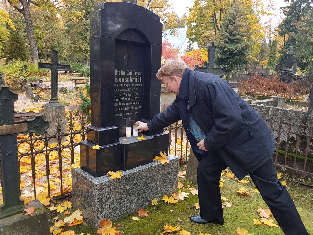 Küünla asetamine õp. W. G. Eisenschmidti hauale