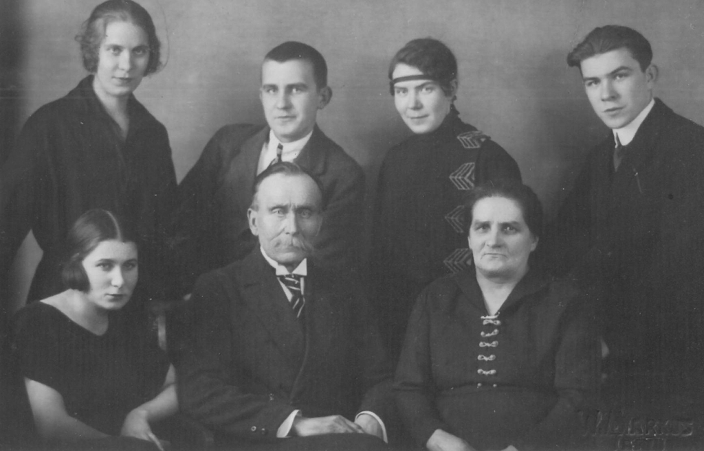 Kirikuvanem Arnold Kreutzberg (1861-1939) oma perega