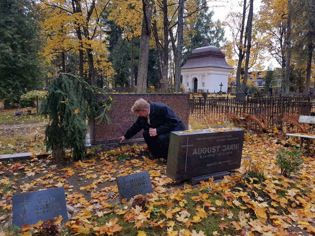 Õpetajate J. Treumanni ja A. Janni haudadele küünl asetamine