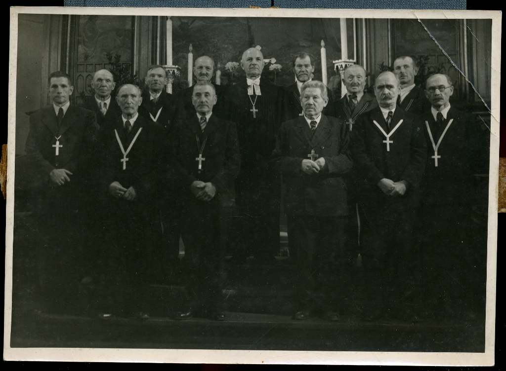 Maarja koguduse õpetaja Richard Sisask koos Maarja ja Peetri koguduste kirikuvanematega Peetri kiriku altari ees 1960 ndatel aastatel