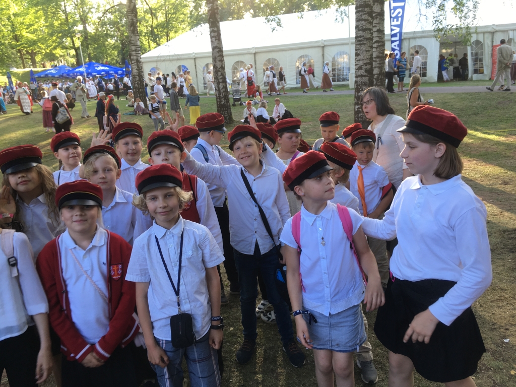 Peetri kooli lapsed Tartu laulupeol