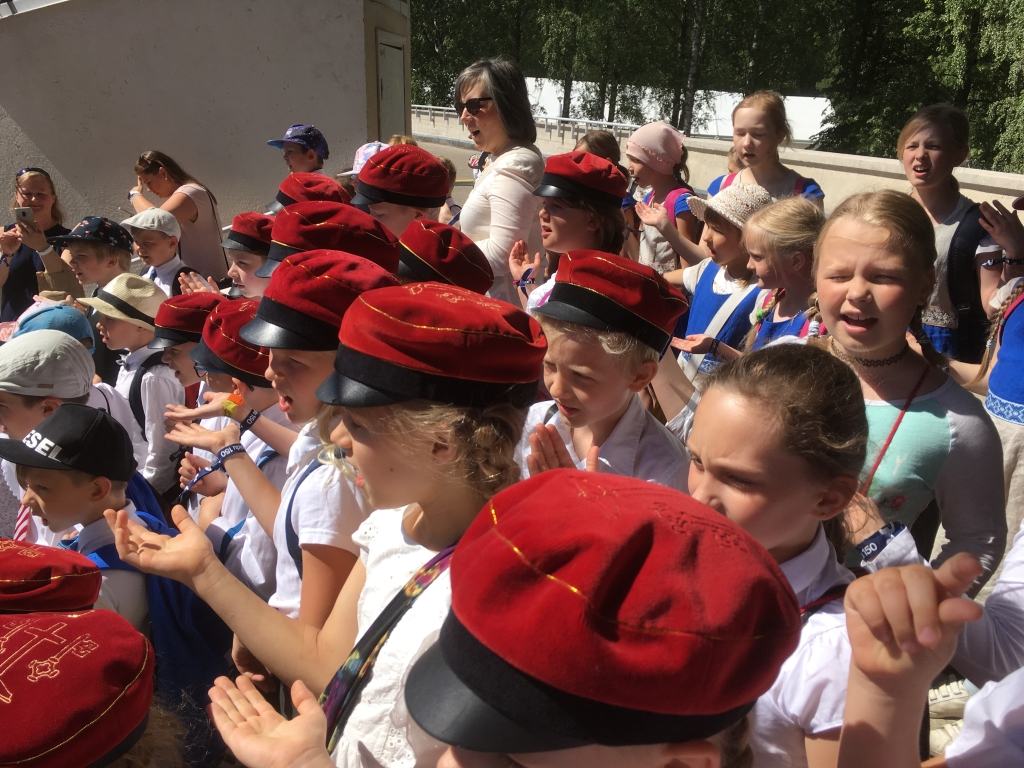 Peetri kooli lapsed laulupeol