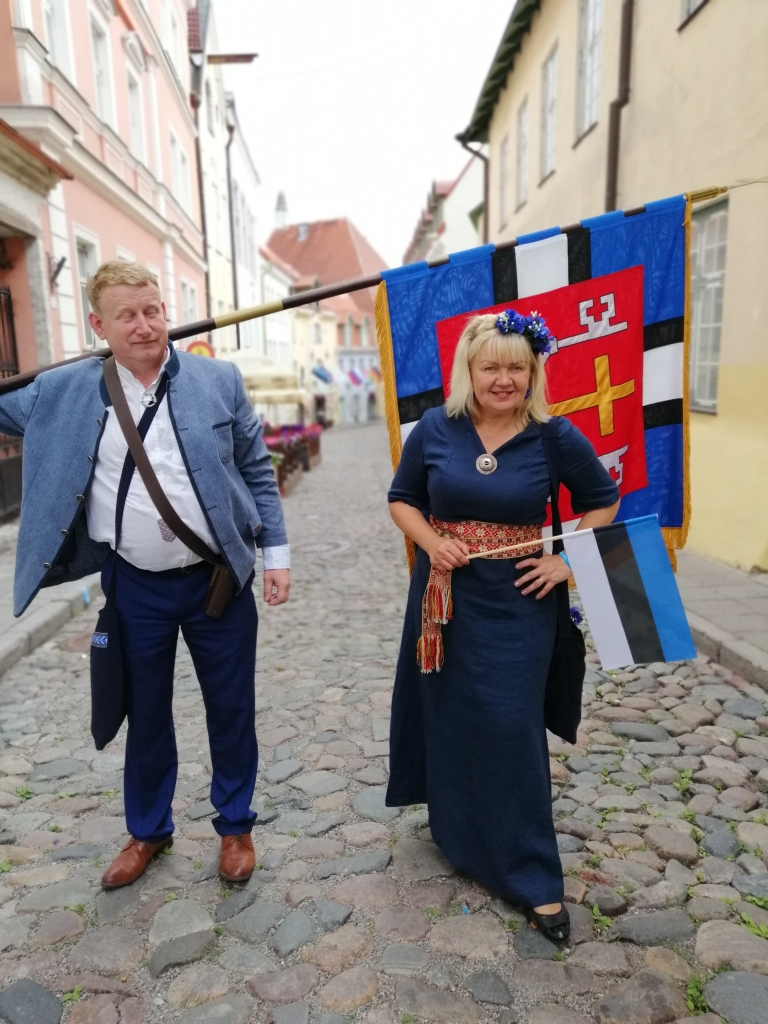 Koguduse lipp kantakse laulupeorongkäiku