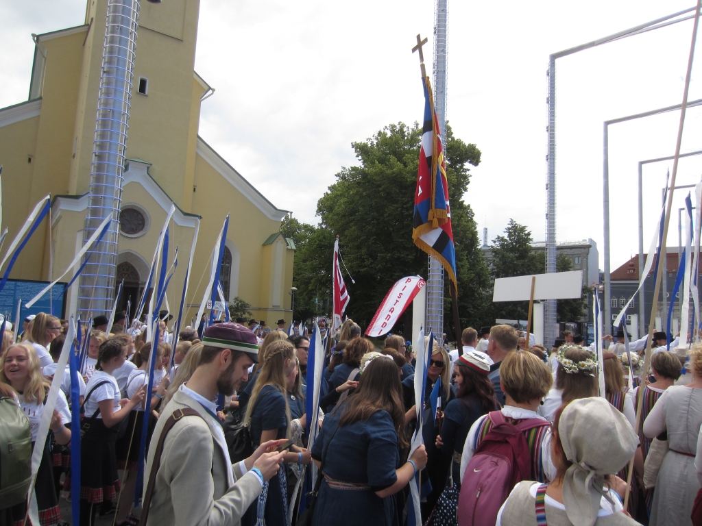 Laulupeo rongkäigu eel Vabaduse platsil