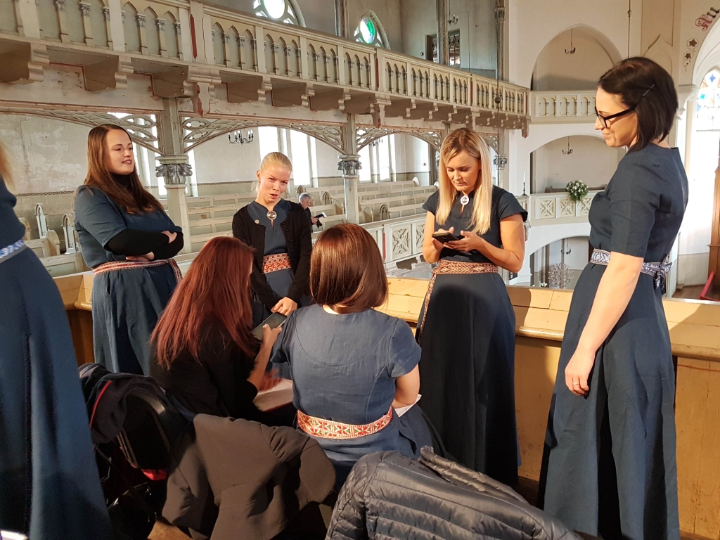 Koorilauljad enne aastapäeva jumalateenistust orelirõdul