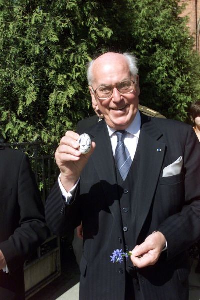 Lennart Meri kiriku ees