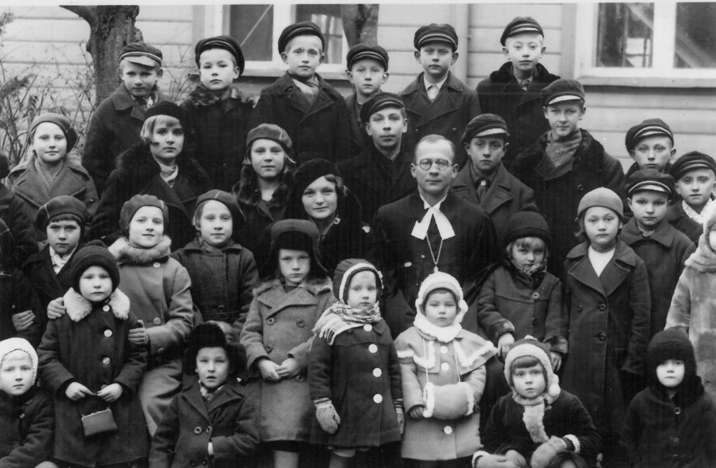 Peetri koguduse pühapäevakooli lapsed. Keskel Tartu misjobniõpetaja õp. Heino Viks ja tema abikaasa Liiva (neiuna Väljaots), Peetri kooli õpetajanna