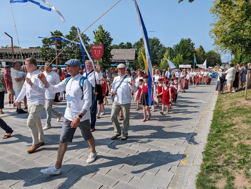 Viljandis 29. VI 2024 Vaimuliku laulupeo rongkäik