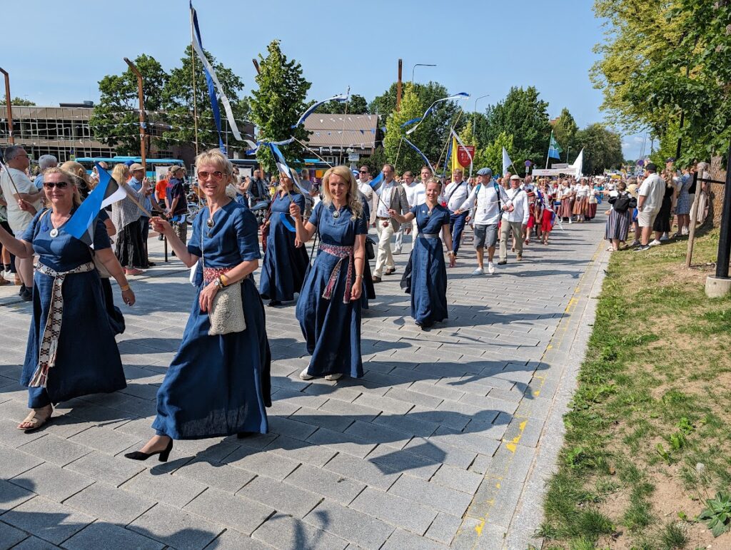 Viljandis 29. VI 2024 Vaimuliku laulupeo rongkäik