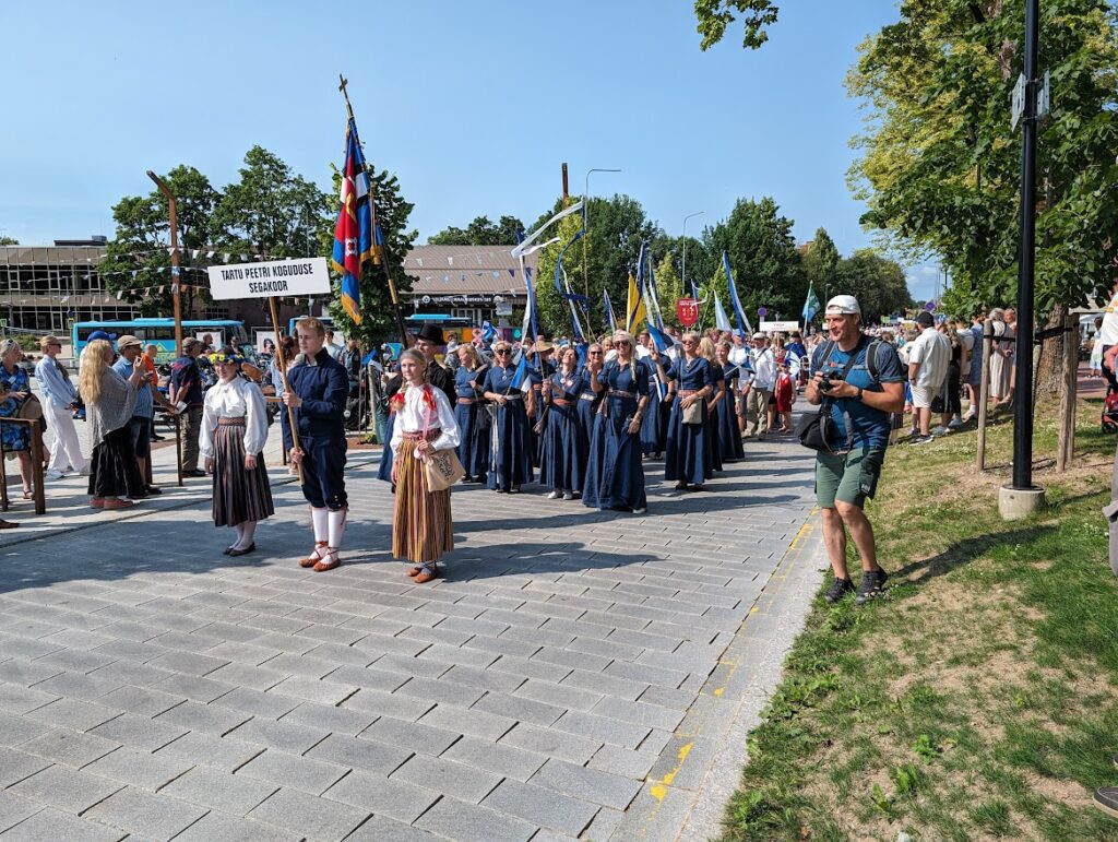 Viljandis 29. VI 2024 Vaimuliku laulupeo rongkäik